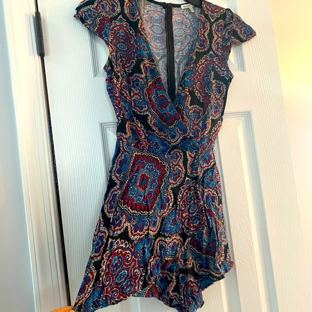 Cute V neck romper with zip up back